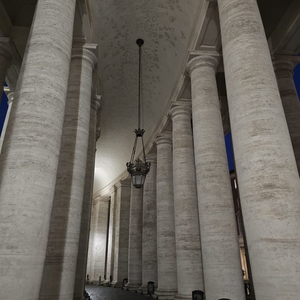 Columnata de un pórtico monumental en perspectiva, con las columnas alineadas hacia el fondo